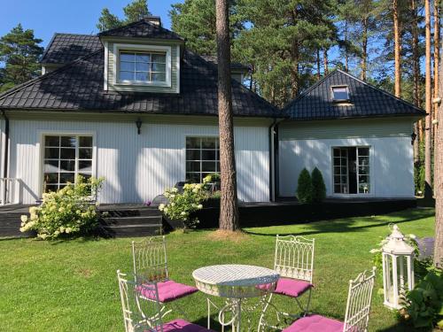Villa Muusa with a cozy sauna, swimming pool and large beautiful garden, Tallin (foto 10)