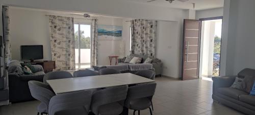 Kiti Village Villa Larnaca, salt-water pool, 5 bedrooms