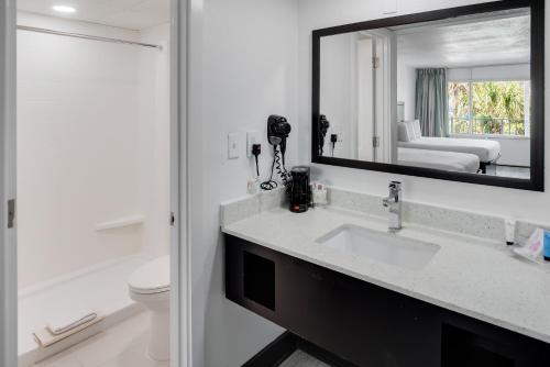 Blu Atlantic Hotel & Suites - image 9