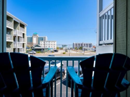 . Life's a Beach - walk to everything in historic Carolina Beach! condo