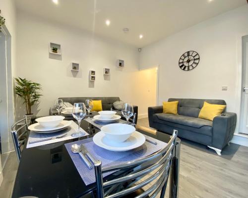Emerald Properties UK - Stoke-on-Trent City Centre, close to Alton Towers - Stoke on Trent