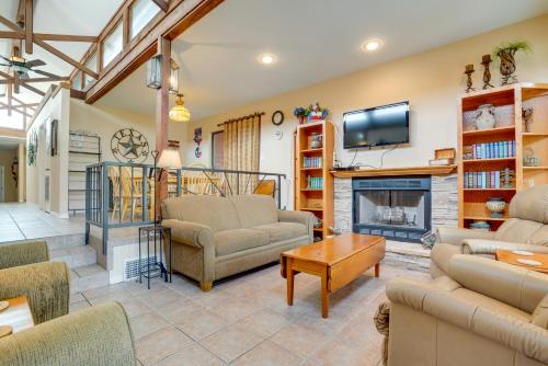 Riverfront McQueeney Duplex with Deck and Gas Grill! in McQueeney, USA