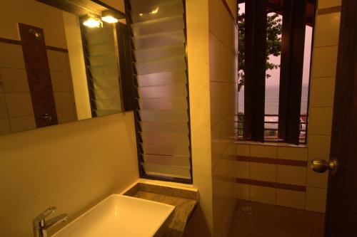 Deluxe Double Room with Sea View image 4
