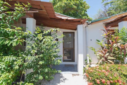 Entrance, Maoritsio Garden Studios in Santa Teresa