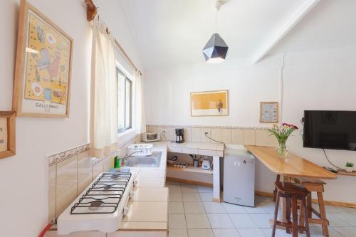 Kitchen, Maoritsio Garden Studios in Santa Teresa