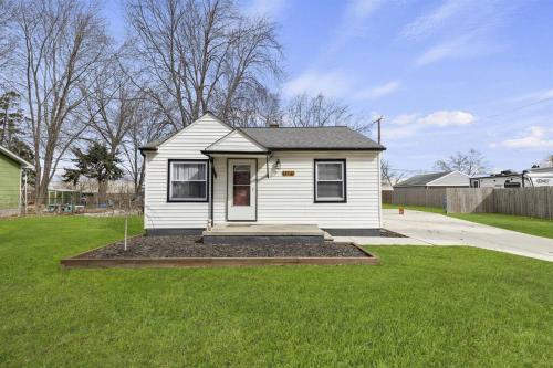 Great Location! Cozy Home with Huge Backyard in Warren, USA