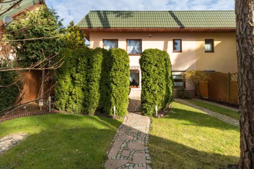 Holiday House "Słoneczna" with Garden by Noclegi Renters
