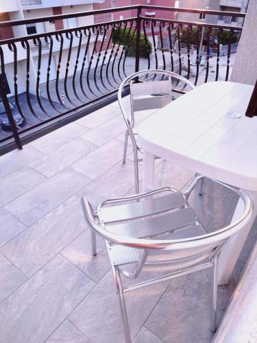 One-Bedroom Apartment with Terrace and Sea View image 3