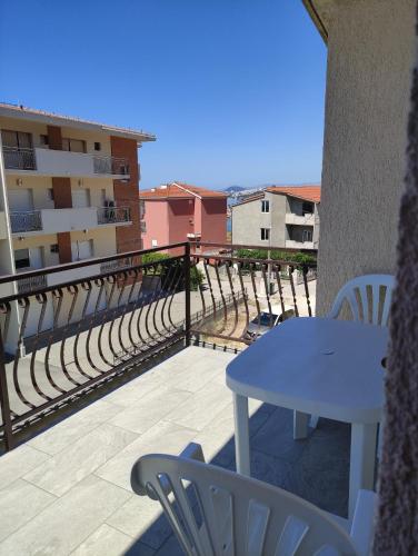 One-Bedroom Apartment with Terrace and Sea View image 2