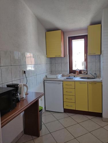 Two-Bedroom Apartment with Balcony and Sea View image 5