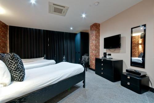 Print Works Hotel Stop at Print Works Hotel to discover the wonders of Liverpool. Both business travelers and tourists can enjoy the propertys facilities and services. Facilities like 24-hour front desk, facilities fo