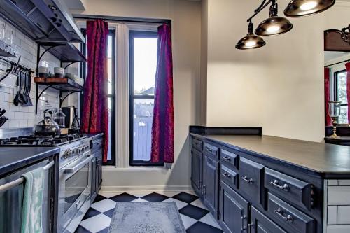 â¥ Stylish Victorian â¥ Parking walk to subway! - image 11