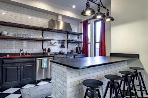 â¥ Stylish Victorian â¥ Parking walk to subway! - image 7