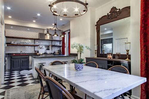 â¥ Stylish Victorian â¥ Parking walk to subway! - image 2
