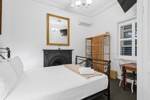 Accommodation in Fremantle Room Type - Queen Room