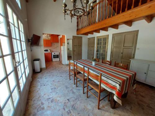 Maison de village spacieuse à 70m de la plage, 200m des commerces, grande terrasse, 10 couchages - FR-1-423-273 gîte à louer Le Grau-d'Agde
