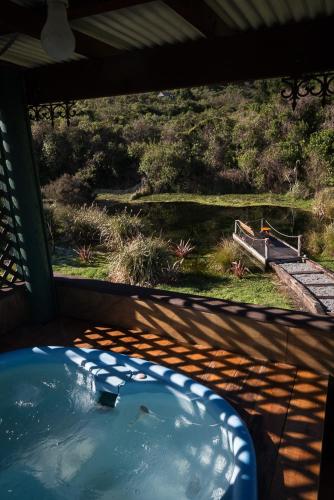 Karstais baseins, Koru Beachfront Holiday Cabins & Hot Tub in Barrytown