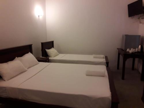 1 queen bed, 1 double bed