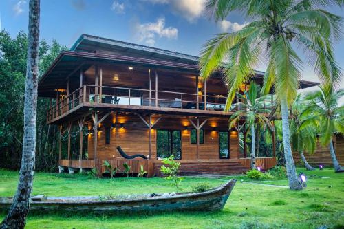 Eco-Lodge Bocas Coral Reef - Over water villa & birds house in Isla San Cristobal