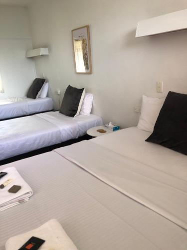 2 queen beds, 2 twin beds