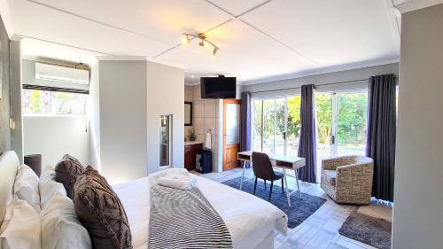 King Room image 6