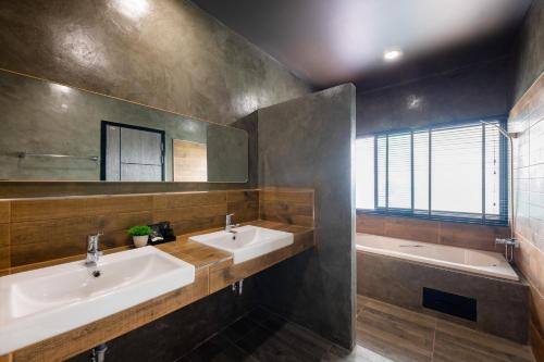 room detail thumbnail 2