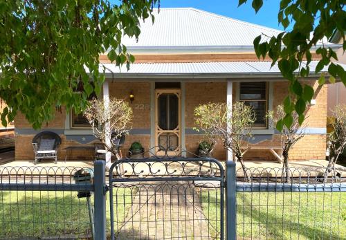 Cute Cottage On Byng - Walk to Town - Ophir