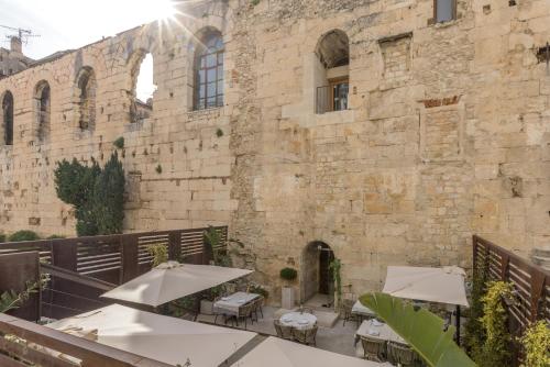 Leonis Restaurant & Rooms 5