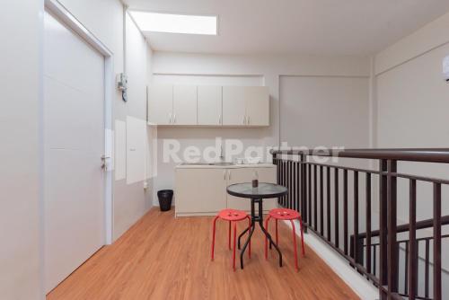 Kitchen, 158 Guest House Syariah RedPartner in Soekarno Hatta Bypass