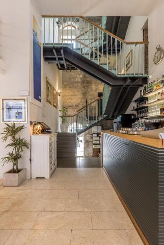 Leonis Restaurant & Rooms 3
