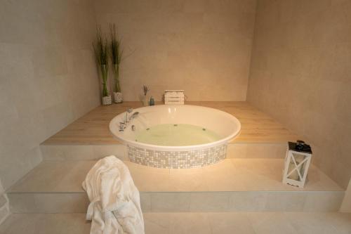 Pezsgőfürdő, Villa Anouk in Pitve