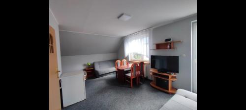 1 twin bed, 2 sofa beds