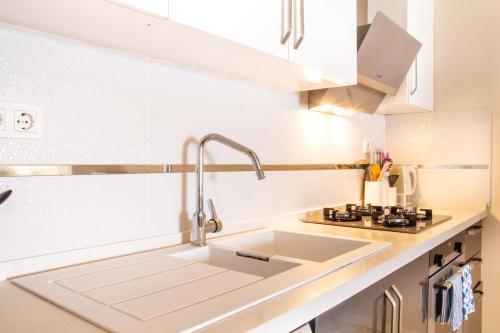Spacious Perfect Flat with Private Pool - Tap to explore photos