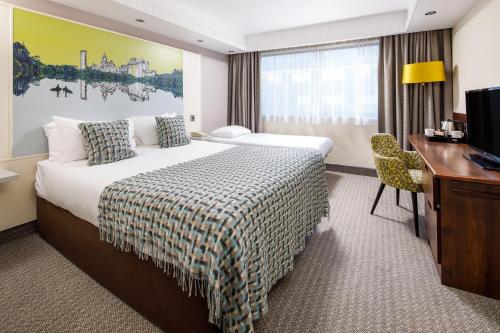 1 double bed, 1 twin bed