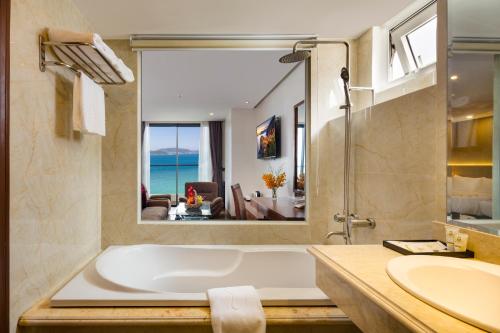 room detail thumbnail 2