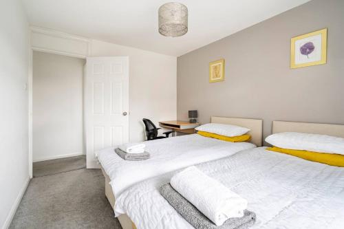 Stevenage Contractors x8 New 3 bedroom House Free Wifi, Parking, Towels all inclusive & Large Garden