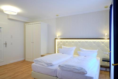 1 queen bed, 1 sofa bed