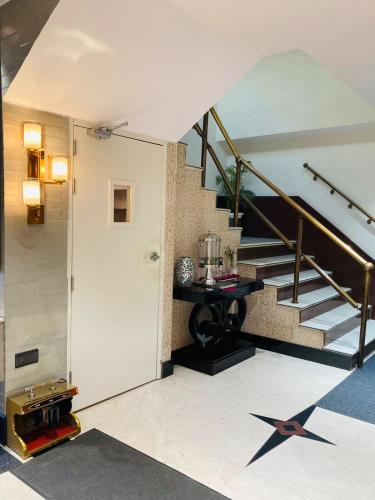 Hotel Aman Palace – Delhi, NY