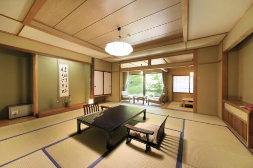 Japanese-Style Room (8-12 tatami) - Main Building