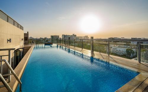 Luxury Apartments with Rooftop Pool & Gym - Avalon