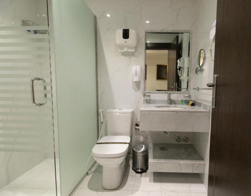 Bathroom, نارس بلس للشقق المخدومة in Al  Murjan