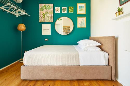 Tropical Micro Studio with Terrace and Duomo Views, Mailand