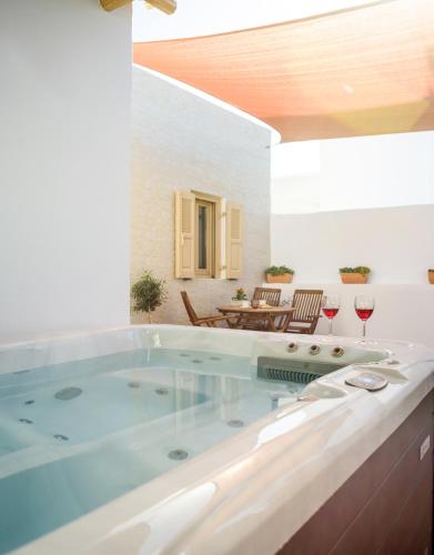  Heart of Oia - Private house with Jacuzzi in Ia
