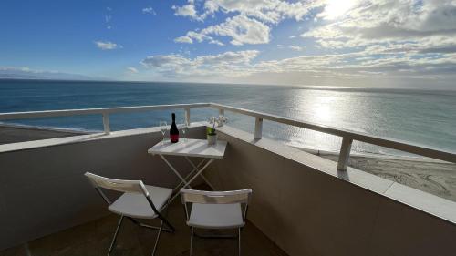 Apartment with Sea View room in Exclusive beachfront apartment Torremolinos - pool - paddle - tenis - wifi - central aircon