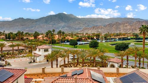 Near Coachella and Stagecoach Palm Springs , PGA resort Villa ,Golf, community pool, gym - Accommodation - La Quinta