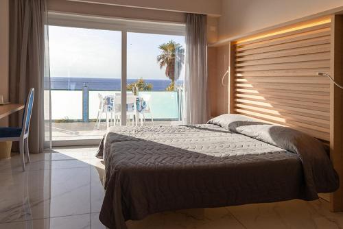 1 queen bed, 2 twin beds