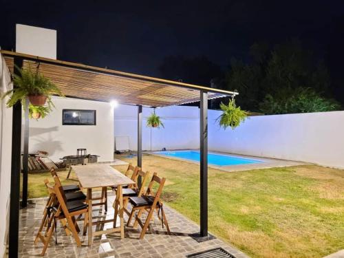 Casa Roque Funes, ubicado en Cerro de las Rosas Cordoba, Ofrece, Asador, Pileta, Cercanias, Estadio  near La Esencia