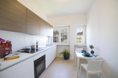 One-Bedroom Apartment image 3