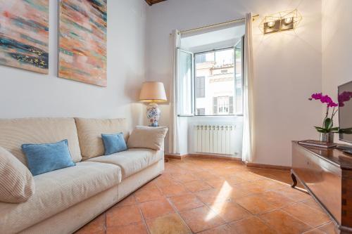 Barberini 3 BDR Apartment, Рим