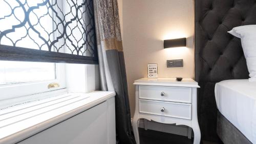 Deluxe Room with Sea View image 7
